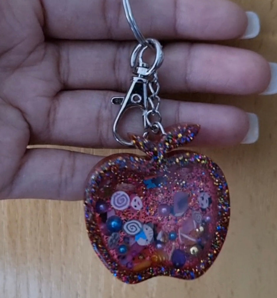 Llavero personalizado manzana con interior movedizo resina