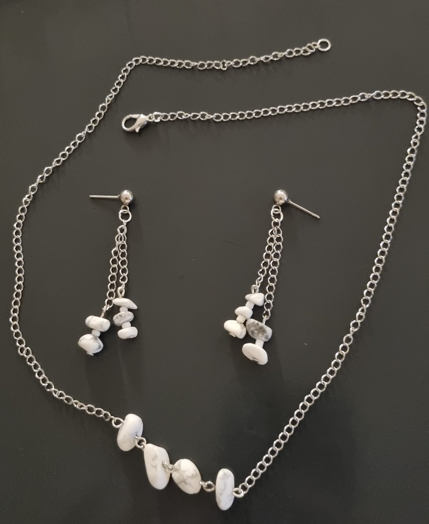 Juego de collar y pendientes de piedras naturales